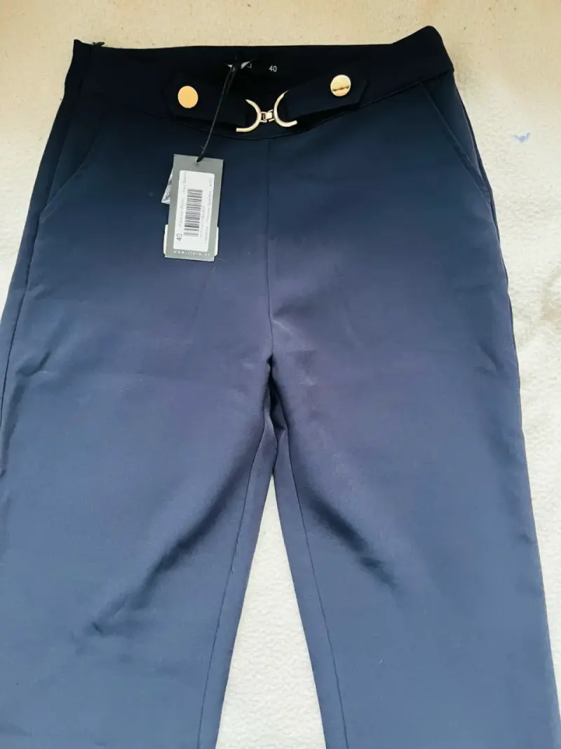 Pantalones azul marino con detalle metálico - 2