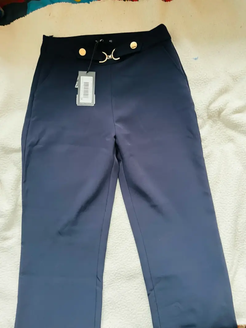 Pantalones azul marino con detalle metálico - 4