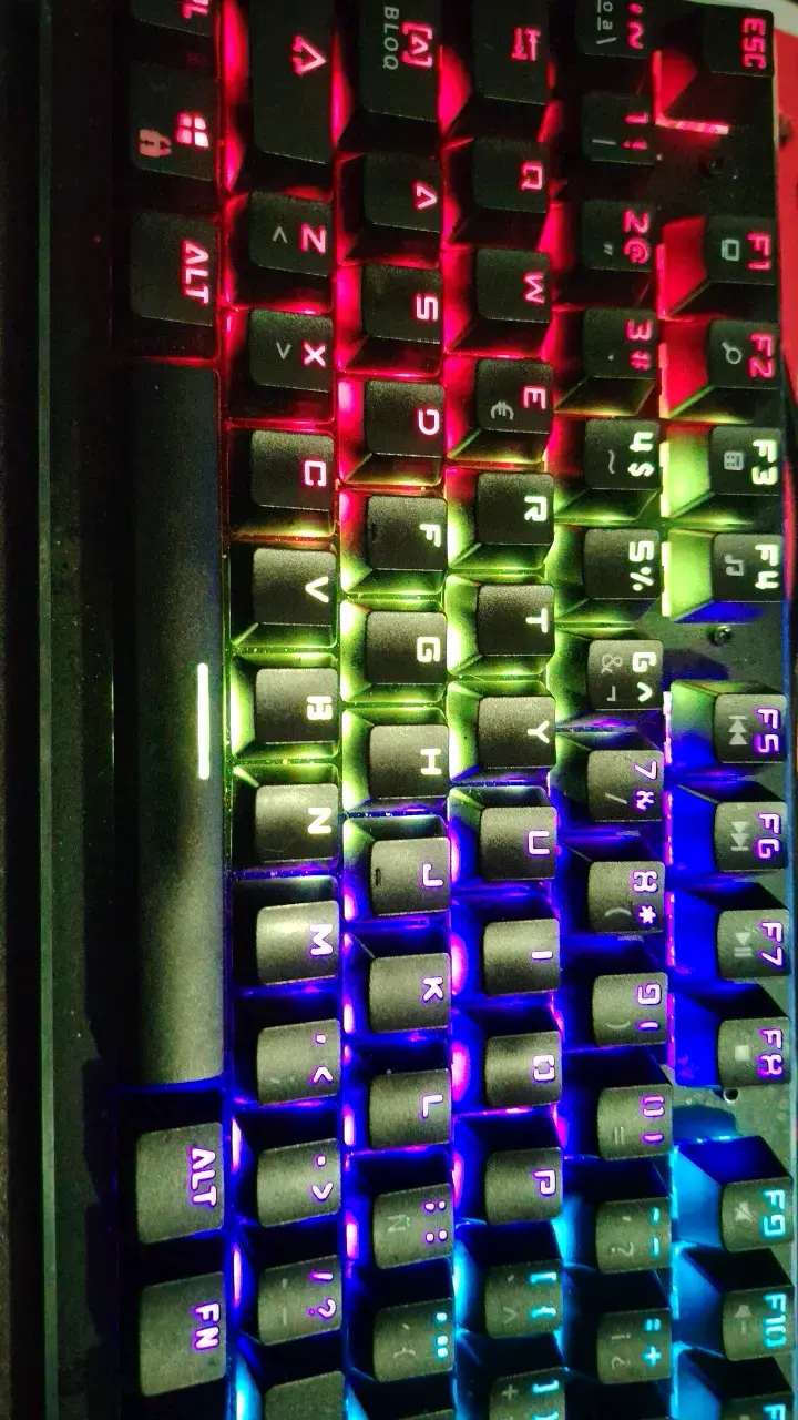 Teclado mecánico retroiluminado RGB - 1