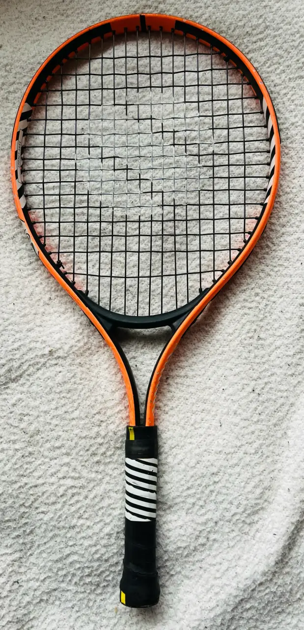 Raqueta de tenis naranja y negra - 1