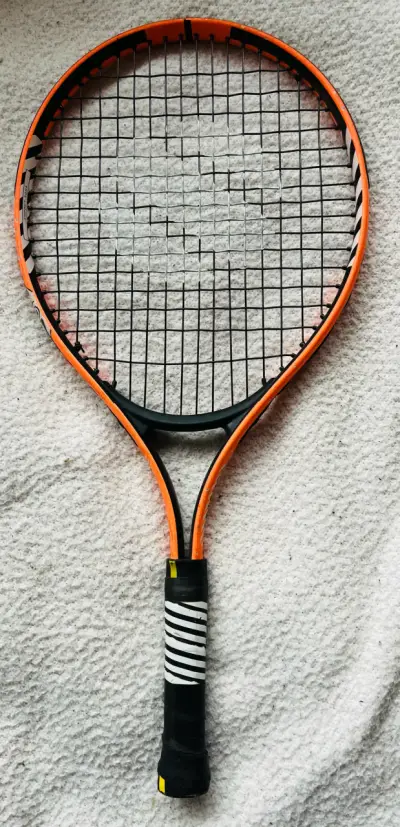 Raqueta de tenis naranja y negra - miniatura 1