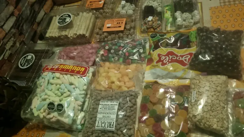 Variedad de confites y dulces surtidos - 1