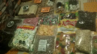 Variedad de confites y dulces surtidos - miniatura 1