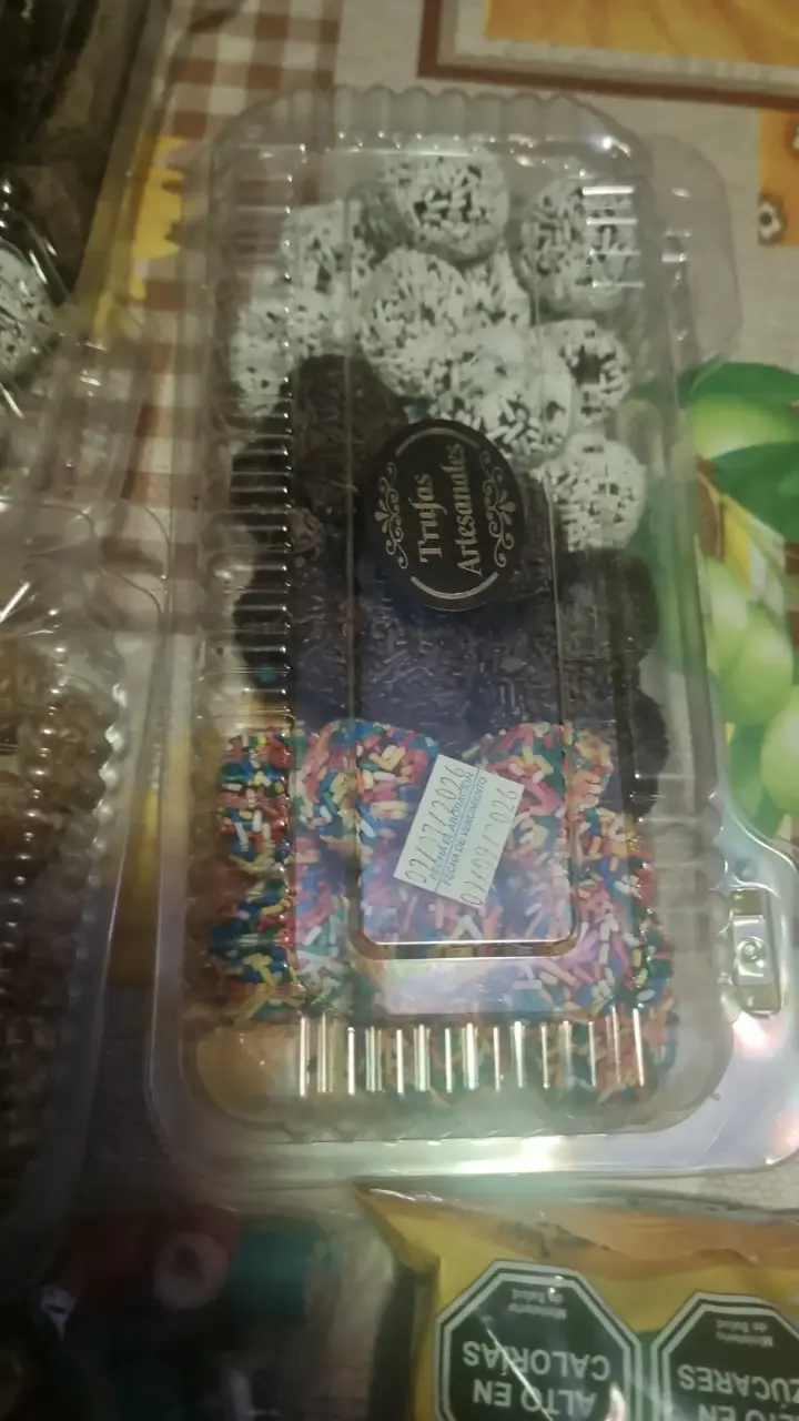 Variedad de confites y dulces surtidos - 3