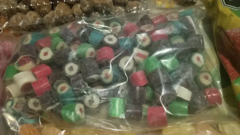 Variedad de confites y dulces surtidos - 5