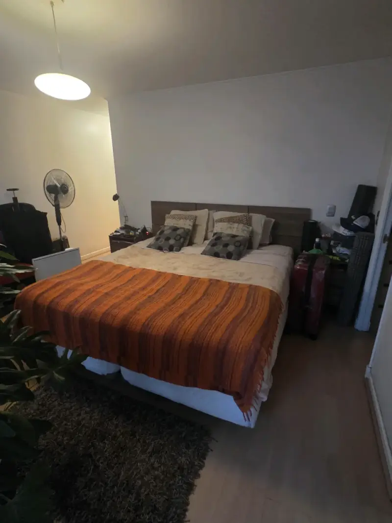 Cama matrimonial con cabecera de madera - 1