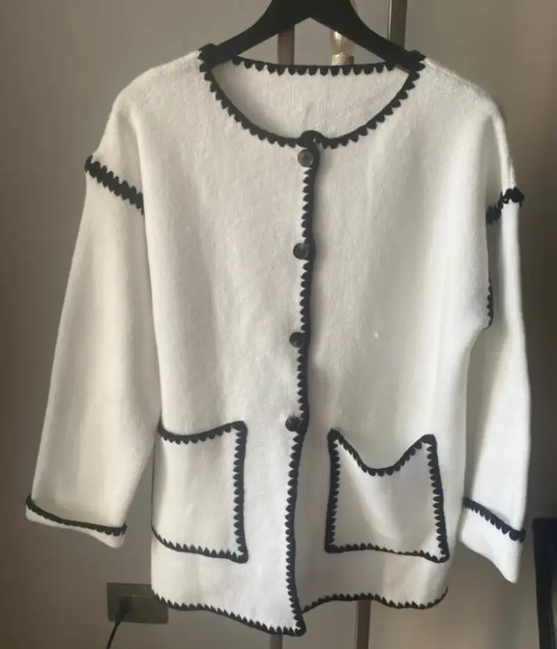 Cardigan blanco con ribetes negros