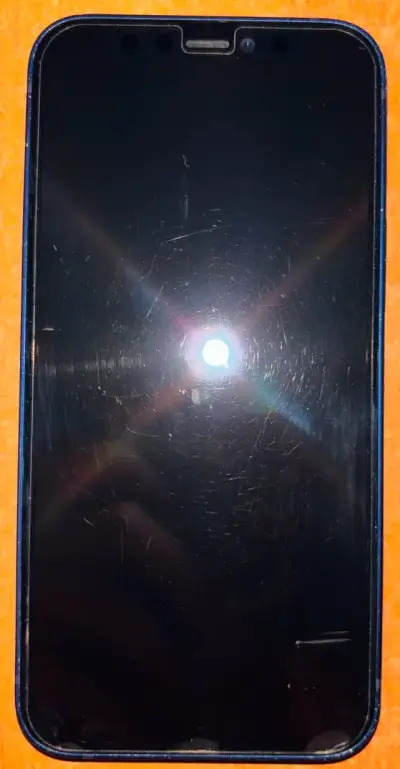 iPhone 12 azul en buen estado - miniatura 4