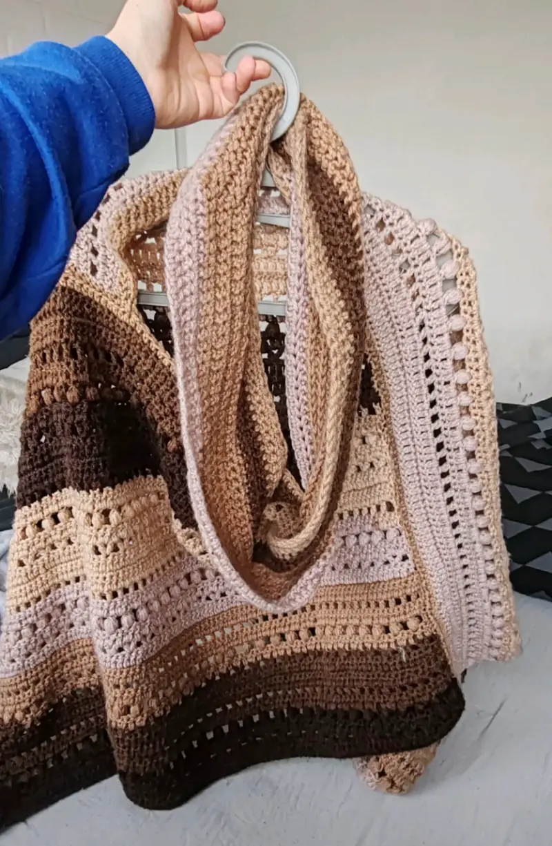Poncho tejido a crochet en tonos tierra