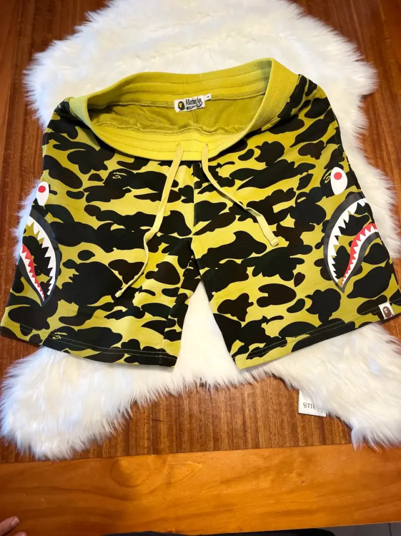 Shorts camuflados Bape con diseño de tiburón - 1