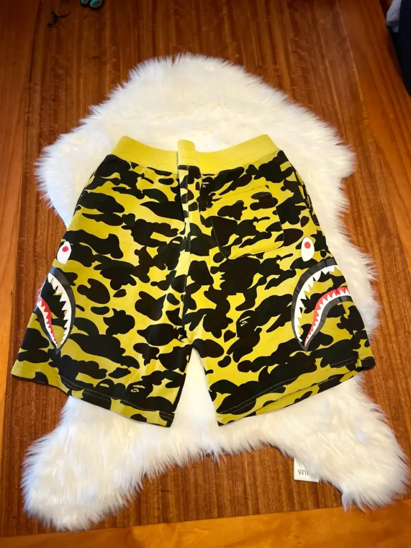 Shorts camuflados Bape con diseño de tiburón - 3
