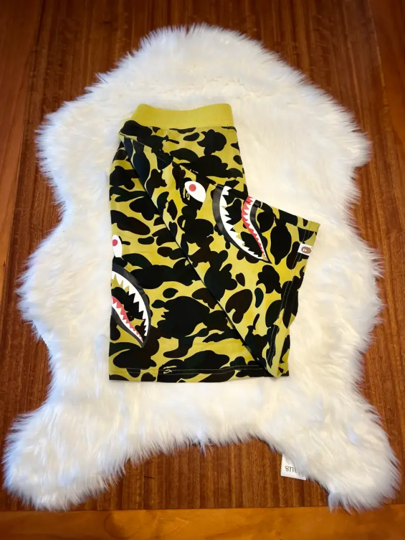 Shorts camuflados Bape con diseño de tiburón - 4