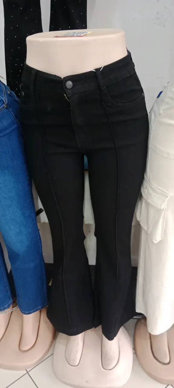Pantalones acampanados negros para mujer - 1