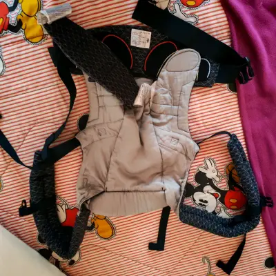 Mochila portabebé Ergobaby negra ergonómica - miniatura 3