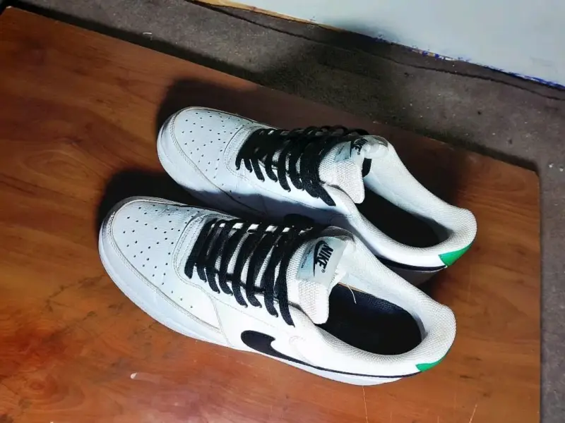 Zapatillas Nike blancas con detalles negros - 1