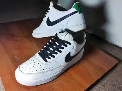 Zapatillas Nike blancas con detalles negros - miniatura 2