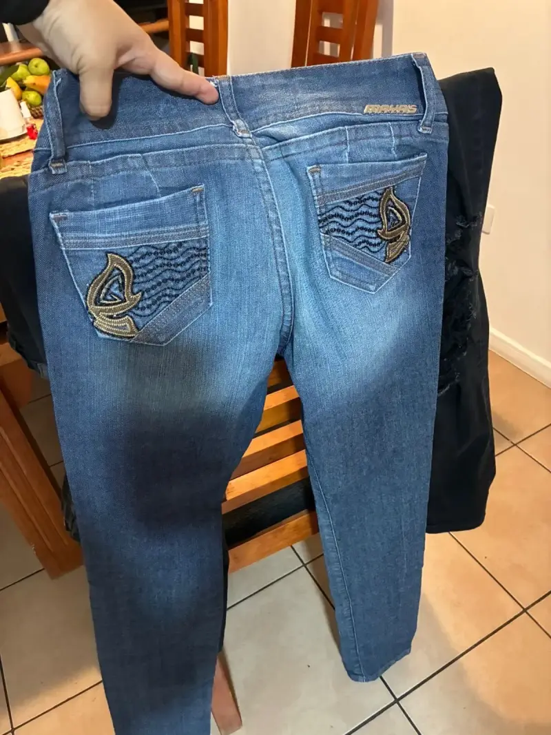 Jeans Mahas azul con bordado trasero - 1