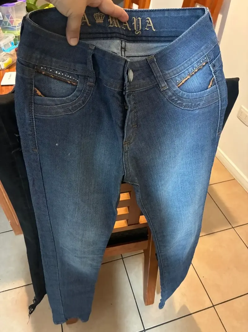 Jeans Mahas azul con bordado trasero - 2