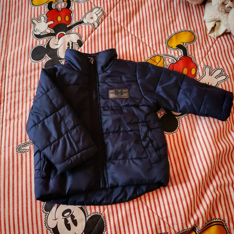 Chaqueta acolchada azul para niño