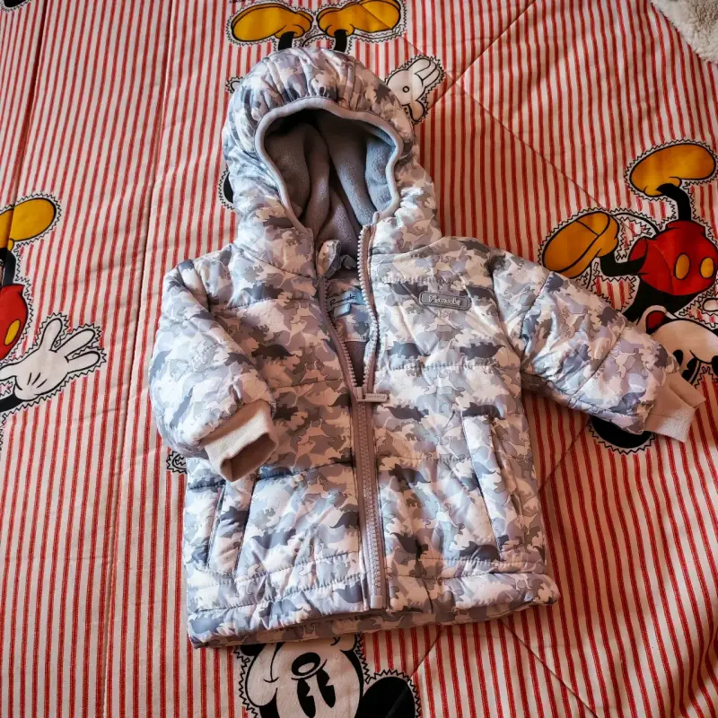 Chaqueta de bebé con capucha estampado camuflaje