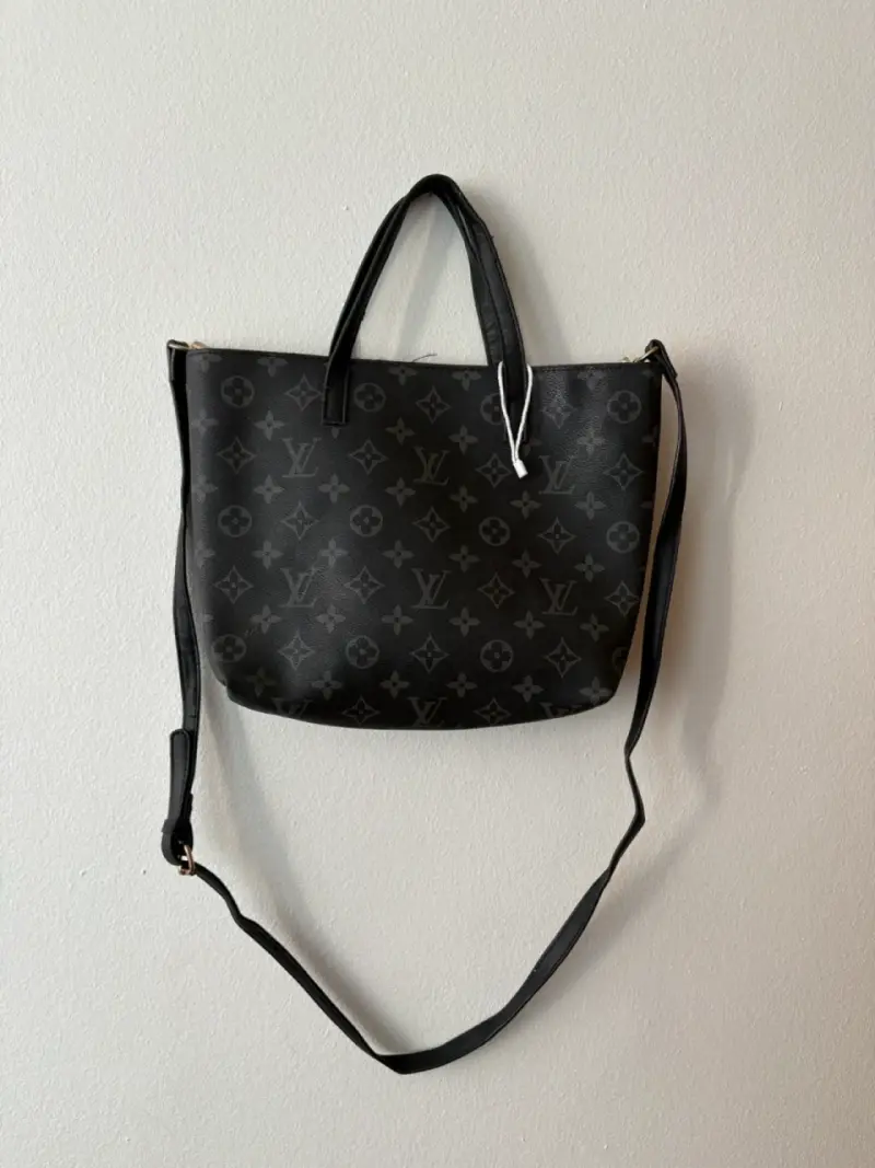 Bolso negro con monograma mediano - 1