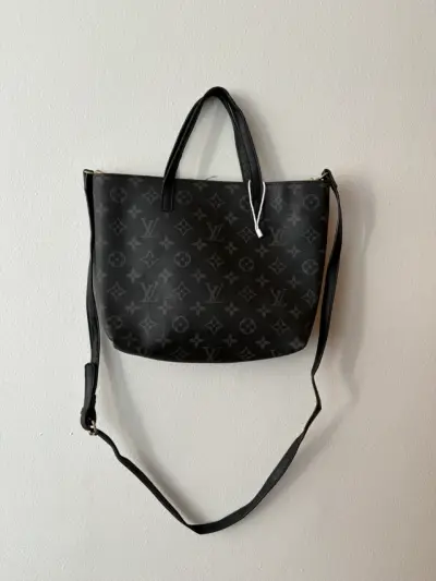 Bolso negro con monograma mediano - miniatura 1
