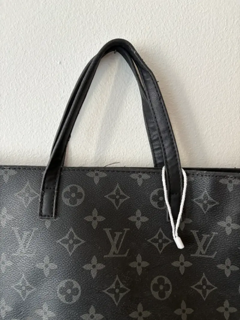 Bolso negro con monograma mediano - 2