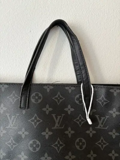 Bolso negro con monograma mediano - miniatura 2