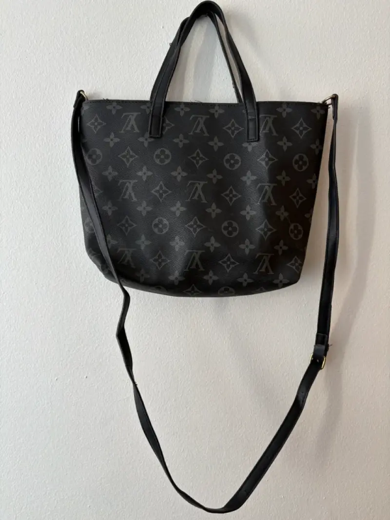 Bolso negro con monograma mediano - 4