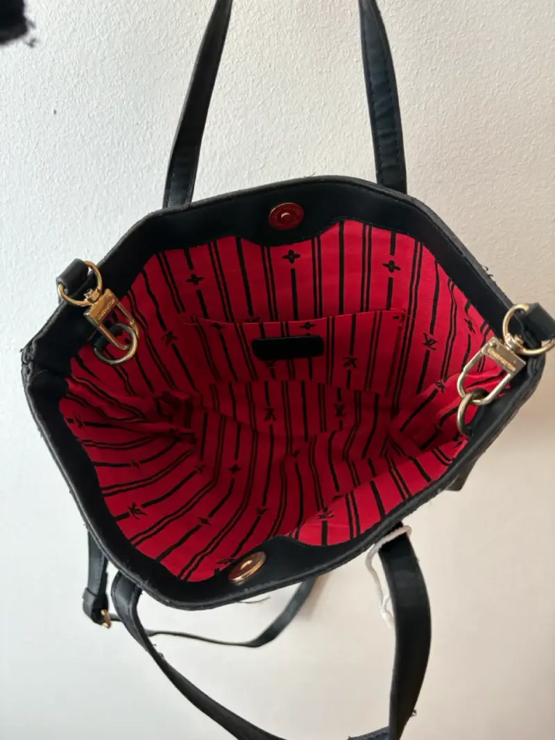 Bolso negro con monograma mediano - 5