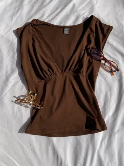 Polera marrón Shein con escote en V - miniatura 1
