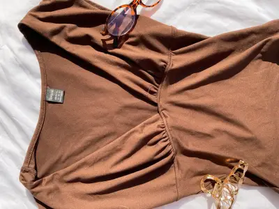Polera marrón Shein con escote en V - miniatura 2