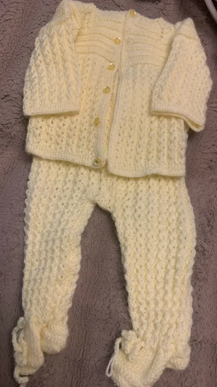 Conjunto tejido para bebé color crema - 1