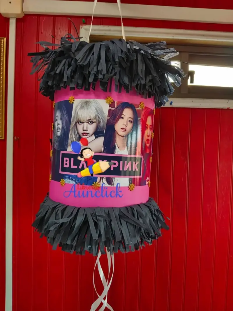 Piñata temática Blackpink con flecos