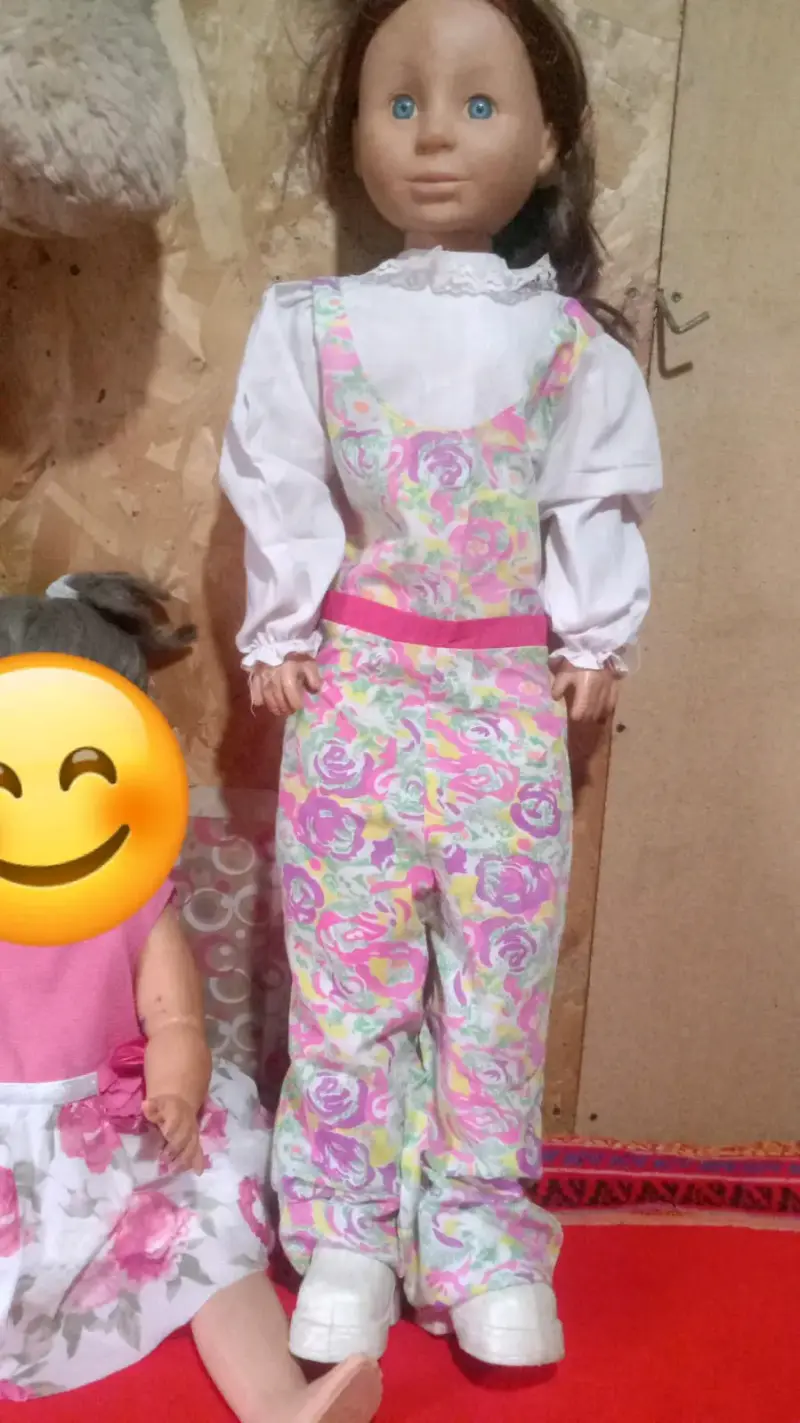 Muñeca grande con ropa colorida
