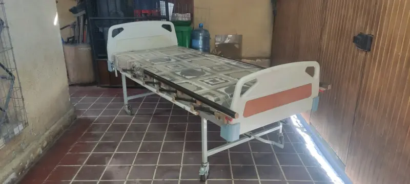 Cama clínica ajustable con ruedas - 1