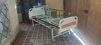 Cama clínica ajustable con ruedas - miniatura 2