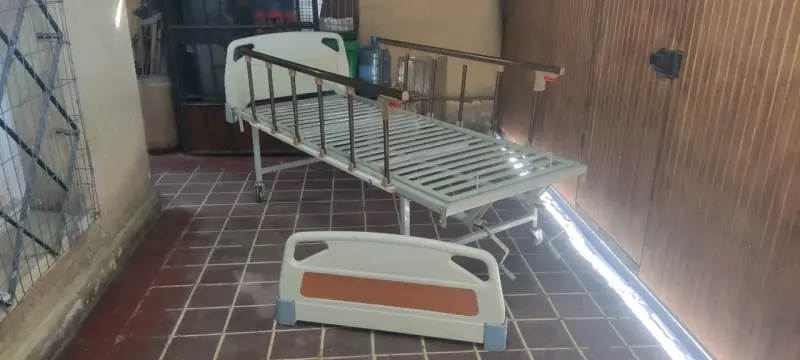 Cama clínica ajustable con ruedas - 3