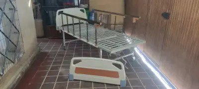 Cama clínica ajustable con ruedas - miniatura 3