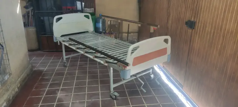 Cama clínica ajustable con ruedas - 4