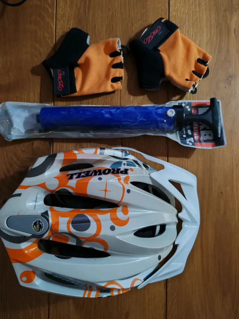 Set de ciclismo: casco, guantes y bomba - 1