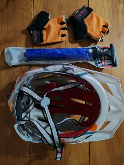 Set de ciclismo: casco, guantes y bomba - miniatura 2