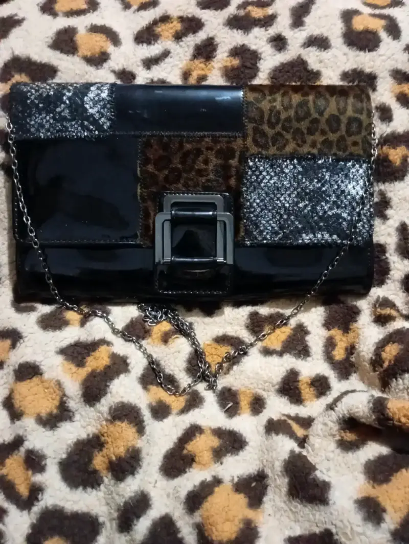 Cartera de mano con diseño animal print