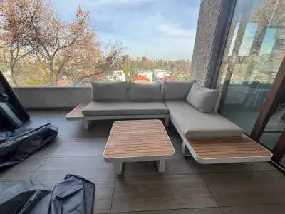 Sofá de terraza con cojines beige - miniatura 1