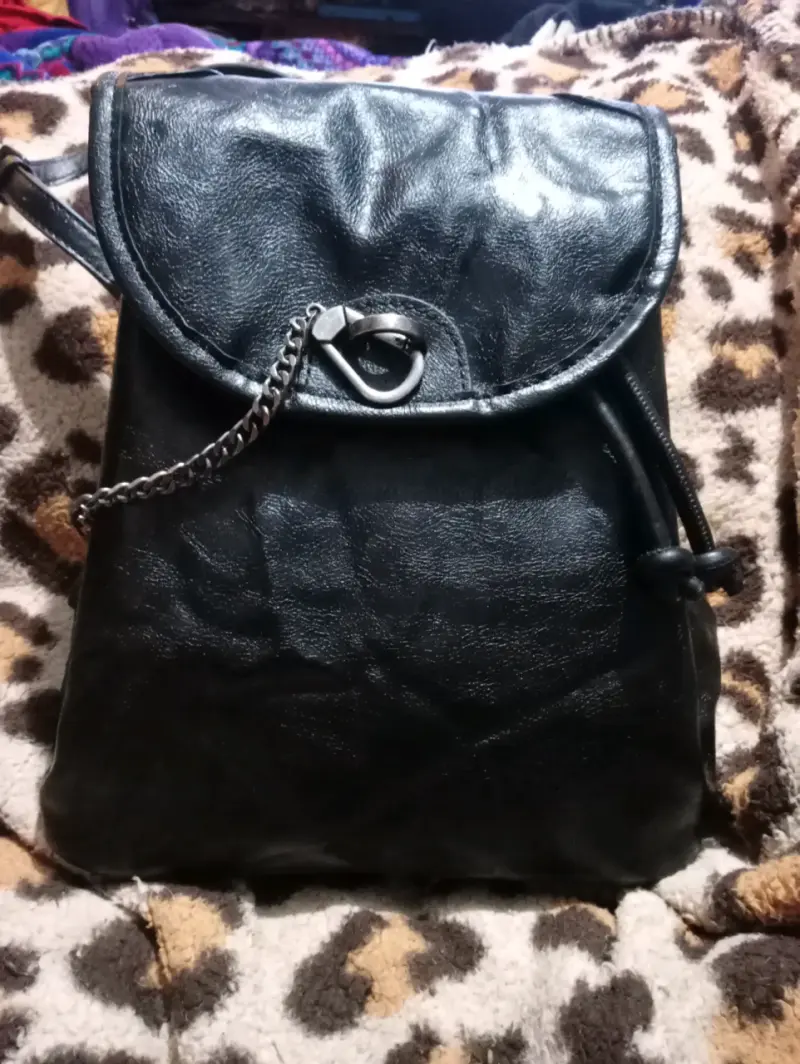 Mochila de cuero negra con cadena - 1