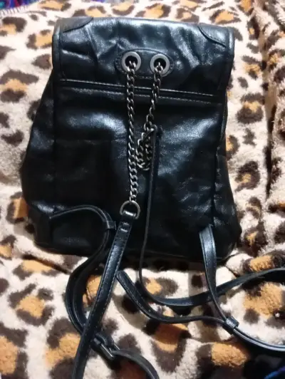 Mochila de cuero negra con cadena - miniatura 2