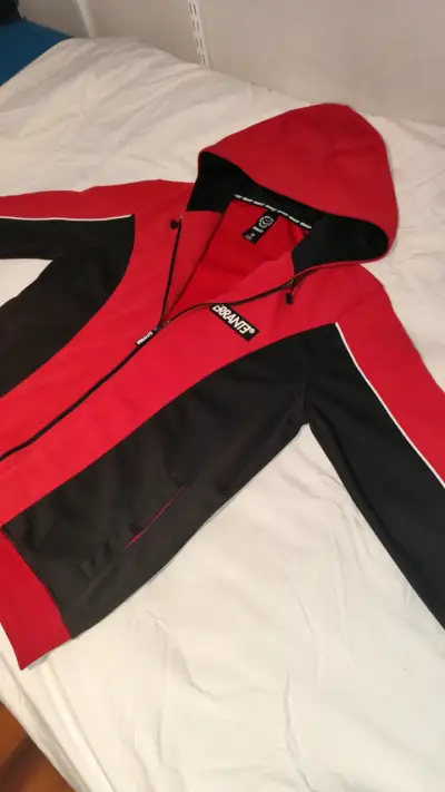 Polerón Errante rojo y negro con capucha - miniatura 3
