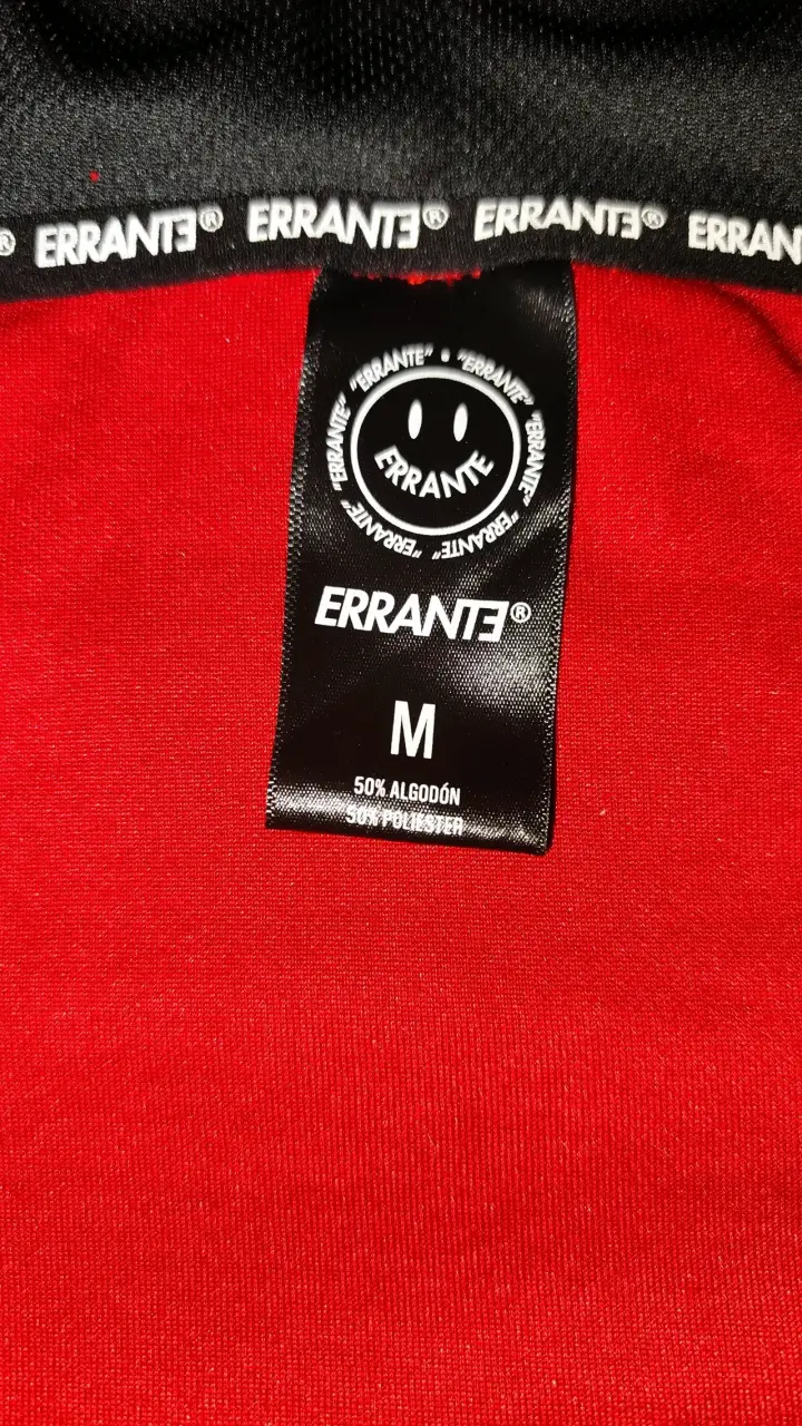 Polerón Errante rojo y negro con capucha - 4