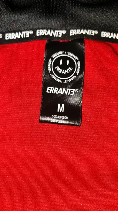 Polerón Errante rojo y negro con capucha - miniatura 4