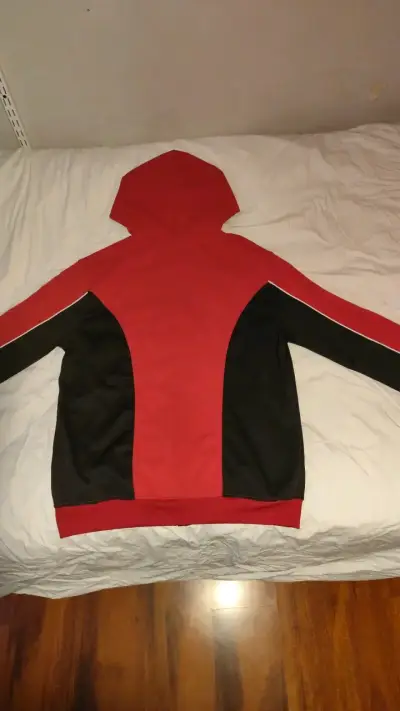 Polerón Errante rojo y negro con capucha - miniatura 6